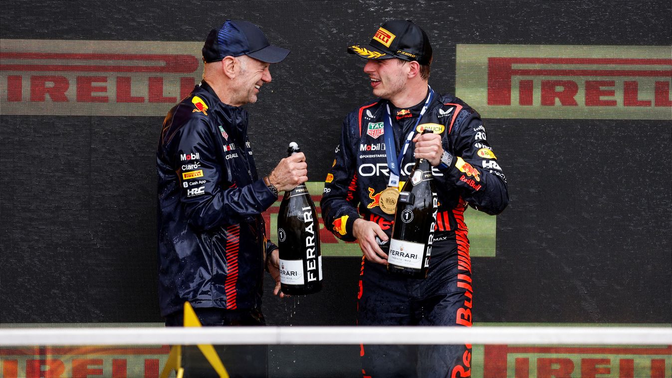 Adrian Newey (balra) és Max Verstappen a 2023-as Kanadai Nagydíj eredményhirdetésén