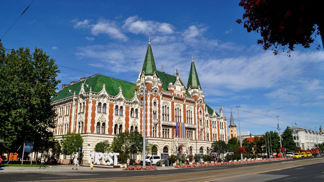 Budapest, 2020. augusztus 31.
Újpest egyik jelképét, a 120 éve, 1900. augusztus 21-én átadott városházát a kor kiemelkedõ építészpárosa, Hegedûs Ármin és Böhm Henrik tervezte. A kéttornyú, városháza historizáló stílusban épült, szecessziós jegyekkel, gazdag épület díszítéssel. A kezdetben községházaként, majd 1907-tõl városházaként mûködik. 
MTVA/Bizományosi: Balaton József 
***************************
Kedves Felhasználó!
Ez a fotó nem a Duna Médiaszolgáltató Zrt./MTI által készített és kiadott fényképfelvétel, így harmadik személy által támasztott bárminemû  különösen szerzõi jogi, szomszédos jogi és személyiségi jogi  igényért a fotó szerzõje/jogutódja közvetlenül maga áll helyt, az MTVA felelõssége e körben kizárt.