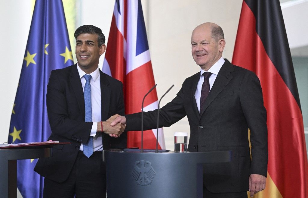 Olaf Scholz német kancellár (R) és Rishi Sunak brit miniszterelnök közös sajtótájékoztatót tart Berlinben, 2024. április 24-én. (Fotó: Anadolu/AFP/Halil Sagirkaya)