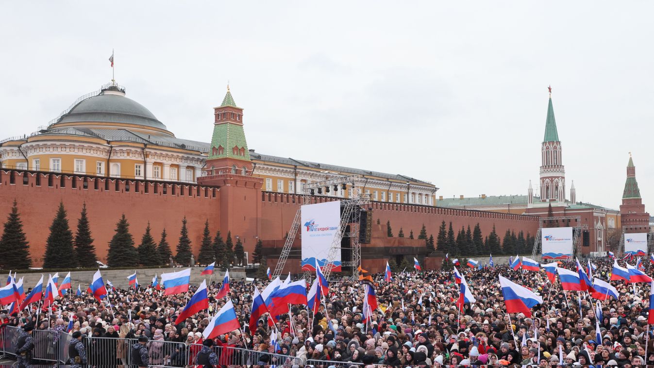 Orosz zászlót lengető emberek népesítik be a moszkvai Vörös teret a Krím-félsziget Oroszországhoz csatolásának 10. évfordulója alkalmából tartott megemlékezésen 2024. március 18-án.