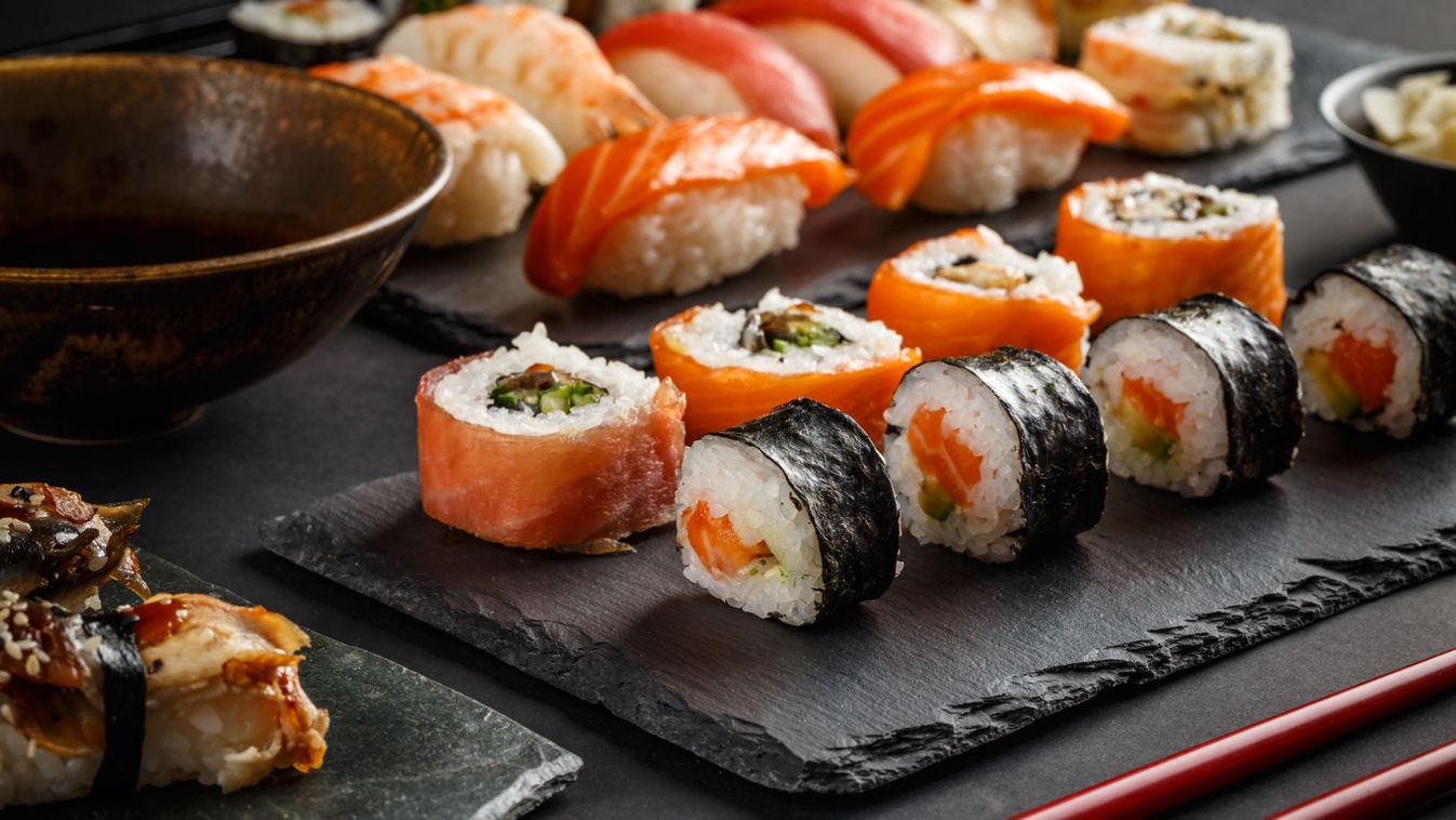 Various,Kinds,Of,Sushi,Served,On,Black,Stone,szusi