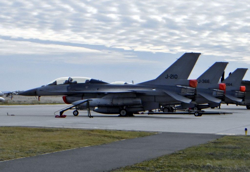 2023. november 13-án F-16-os vadászrepülőgépek láthatók a romániai Fetestiben, a román légibázison. Az F-16-os Európai Képzési Központ, a Románia által indított F-16-os vadászrepülőgép-pilóták regionális képzési központ (Fotó: The Yomiuri Shimbun/AFP Keigo Sakai)