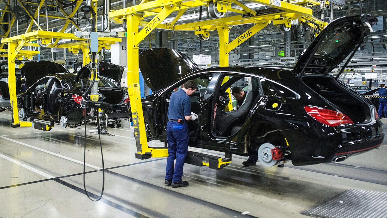 Kecskemét, 2015. március 27.
Mercedes CLA Shooting összeszerelése a Mercedes-Benz kecskeméti gyárában 2015. március 25-én. A gyárban három éve kezdték meg a B-osztályú, 2013-ban a CLA, majd 2015-ben a CLA Shooting autók gyártását.
MTI Fotó: Ujvári Sándor