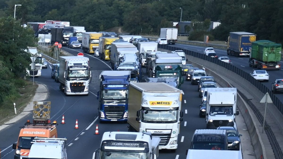 Lezárták teljes szélességében az M7-es autópályát