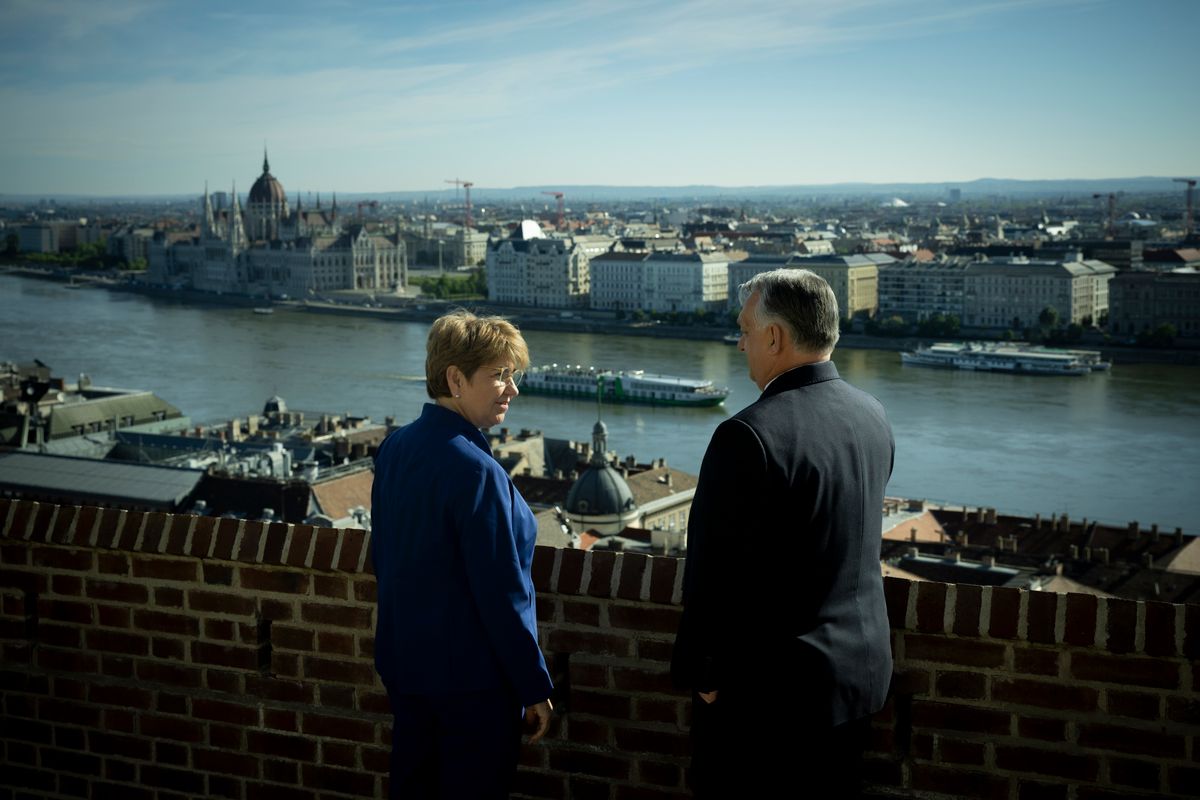 A Miniszterelnöki Sajtóiroda által közreadott képen Orbán Viktor miniszterelnök (j) fogadja Viola Amherd svájci elnököt (b) a Karmelita kolostorban 2024. április 19-én. (Fotó: MTI/Miniszterelnöki Sajtóiroda/Fischer Zoltán)