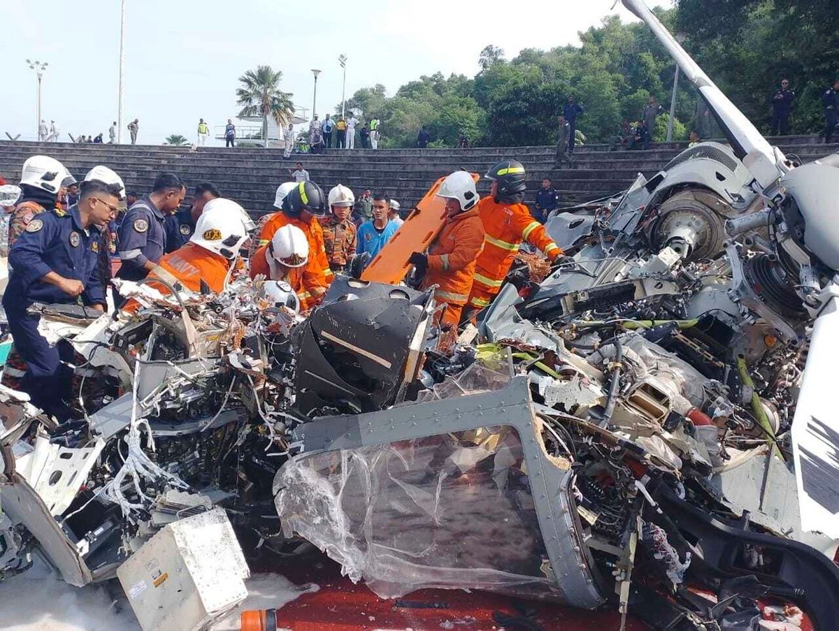 A malajziai tűzoltóság, a JBPM felvételén helikopter roncsánál dolgoznak tűzoltók egy légi szerencsétlenség helyszínén, a Perak állambeli Lumurban 2024. április 23-án, miután két katonai helikopter gyakorlatozás közben összeütközött. A fedélzeten tartózkodó tíz emberből egy sem élte túl a balesetet. (Fotó: MTI/AP/Malajziai tűzoltóság/Terence Tan)