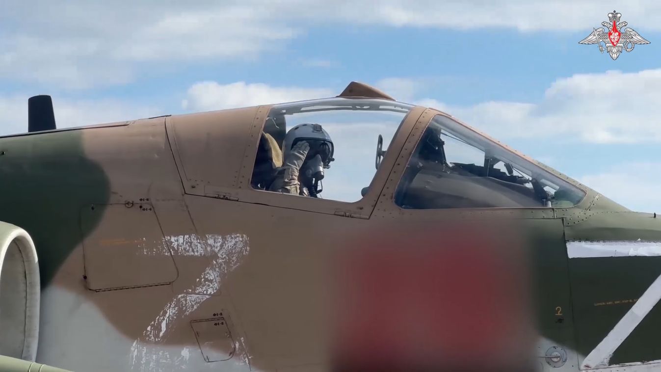 Szu-25 pilóta tiszteleg a kifutópályán