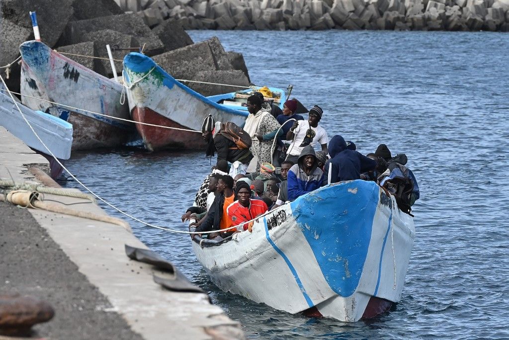 Migránsok ülnek egy csónakban, miután a spanyol Salvamento Maritimo (Tengeri Kutató- és Mentőügynökség) "Salvamar Adhara" hajója körülbelül 250 migránst mentett ki három különböző csónakon a tengeren La Restinga kikötőjében. (Fotó: AFP/STRINGER)
