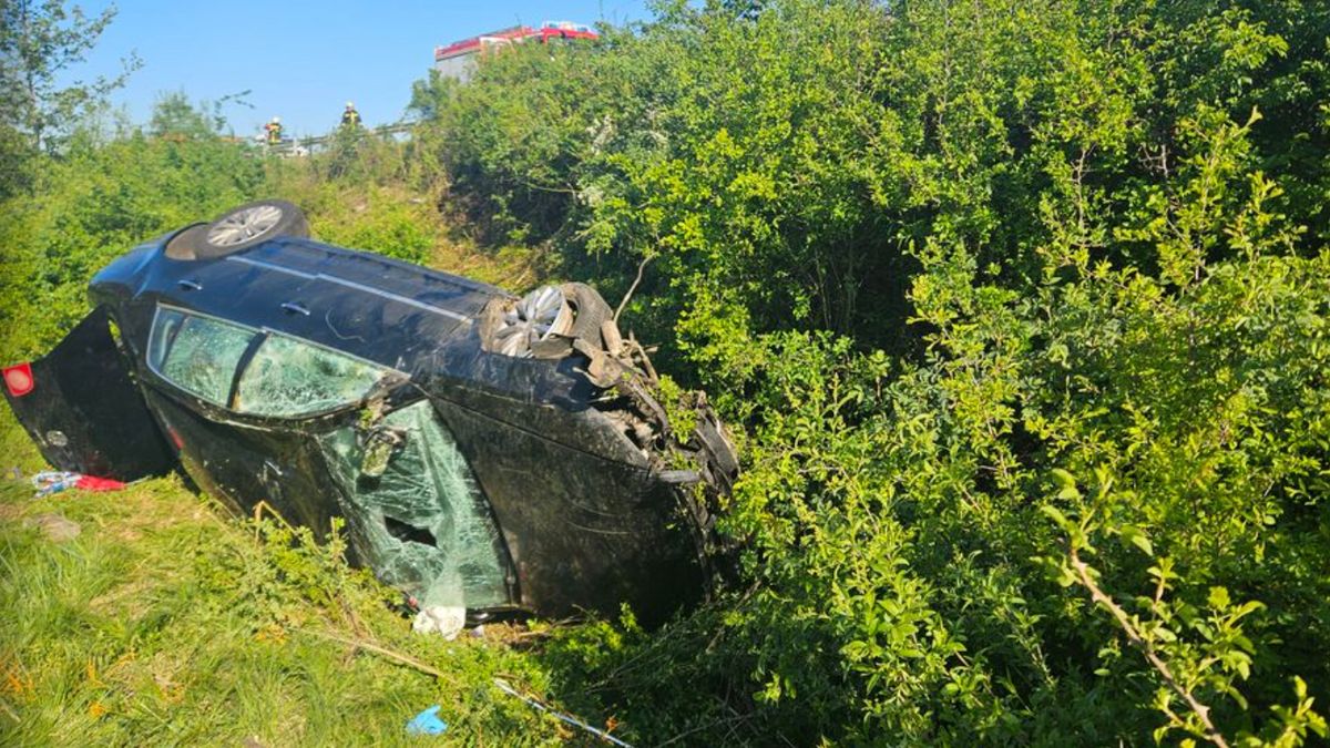 Árokba borult egy autó az M3-ason, senki nem vette észre