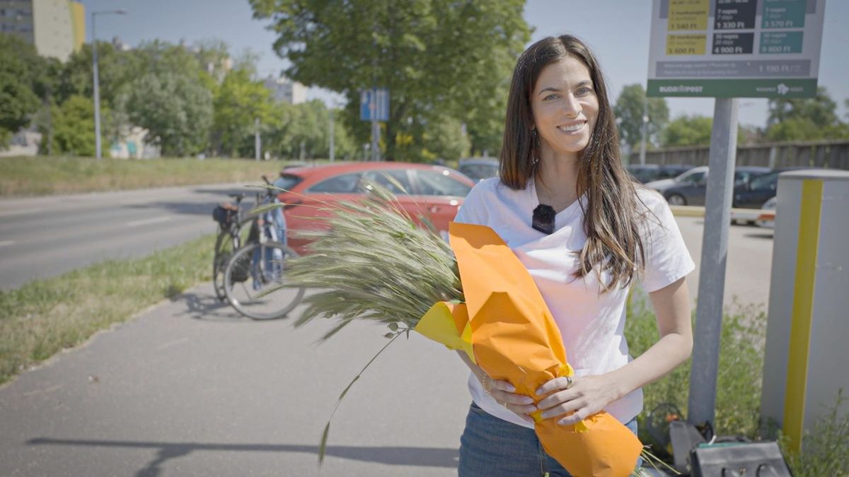 Szentkirályi Alexandra gazcsokorral kíván továbbra is munkamentes éveket Karácsony Gergelynek