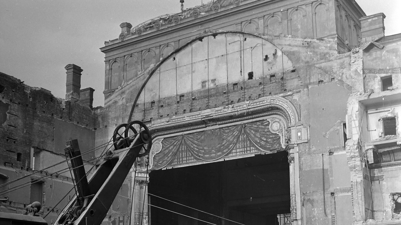 Ötvenkilenc éve robbantották fel a Nemzeti Színházat