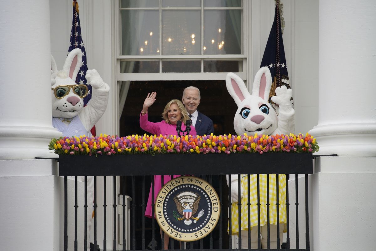 Joe Biden amerikai elnök és felesége, Jill Biden a washingtoni Fehér Ház kertjében gyerekeknek rendezett húsvéthétfői tojásgurításon 2024. április 1-jén. (Fotó: MTI/EPA/Abaca pool/Yuri Gripas)