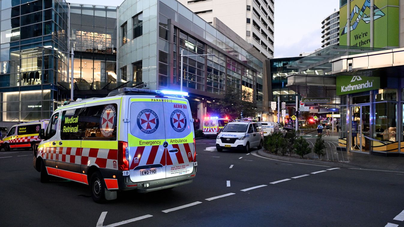 Rendőrök és mentősök a helyszínen a sydney-i Westfield Bondi Junction bevásárlóközpontban elkövetett késes támadást követően 2024. április 13-án 