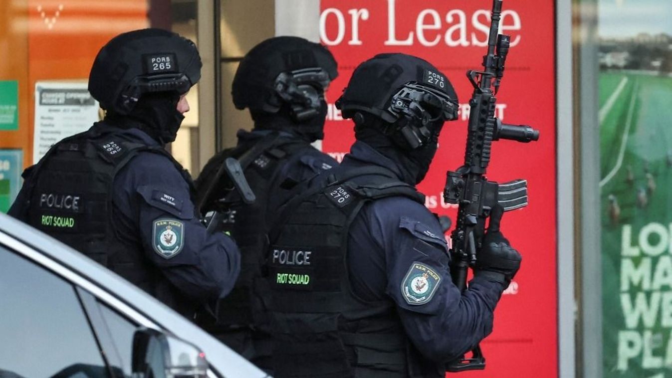 Rendőrök lépnek be a Westfield Bondi Junction bevásárlóközpontba egy késeléses támadást követően 2024. április 13-án. Az ausztrál rendőrség közölte, hogy bejelentést kapott arról, hogy "több embert" megkéseltek Sydney egyik forgalmas bevásárlóközpontjában. 