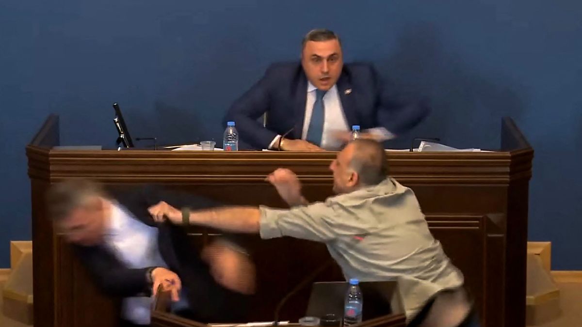 Brutális verekedés a parlamentben – ököllel ütötték a képviselőt + videó