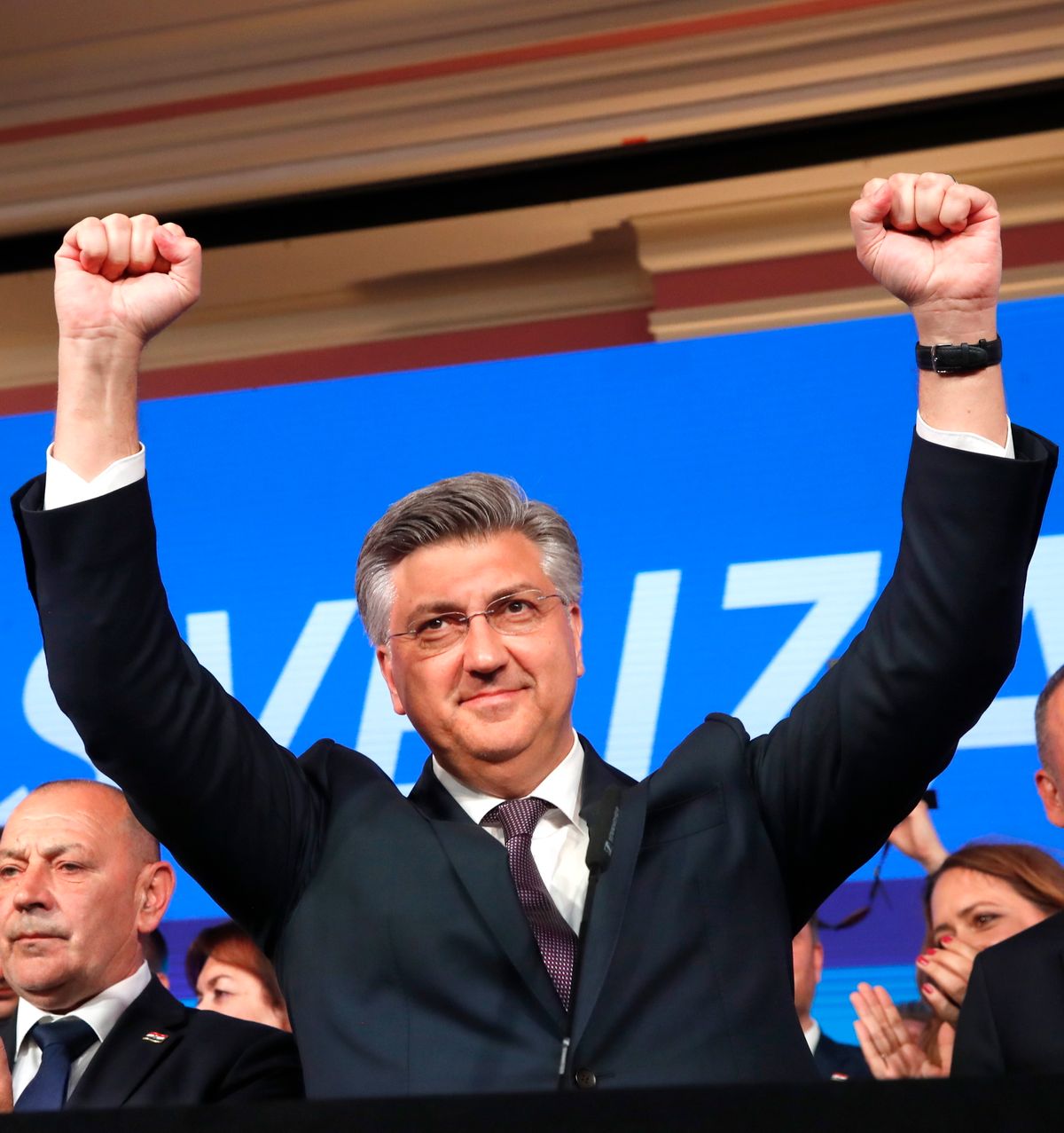 Andrej Plenkovic horvát miniszterelnök ünnepel, miután győzött a jobboldali kormányzó Horvát Demokratikus Közösség (HDZ) a horvátországi parlamenti választásokon Zágrábban 2024. április 17-én. A HDZ nem szerzett abszolút többséget, így nehéz tárgyalások várnak rá. (Fotó: MTI/EPA/Antonio Bat)