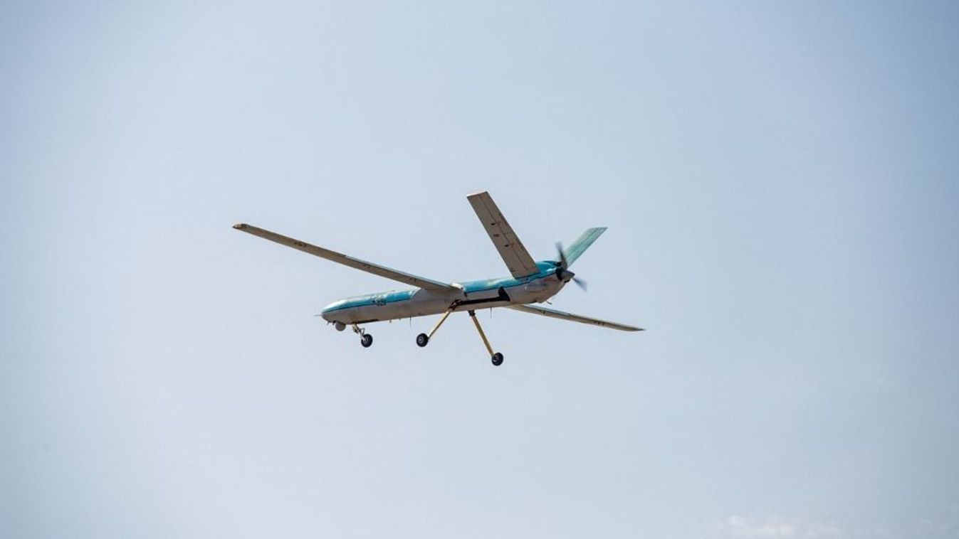 Iráni gyártmányú Simorgh drón repül az iráni Kermanshah egén 2024. március 7-én, csütörtökön.