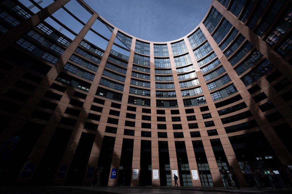 Egy férfi elsétál a Louise-Weiss épület mellett, miközben 2024. április 13-án meglátogatja az Európai Parlamentet Strasbourgban. (Fotó:AFP/SEBASTIEN BOZON)