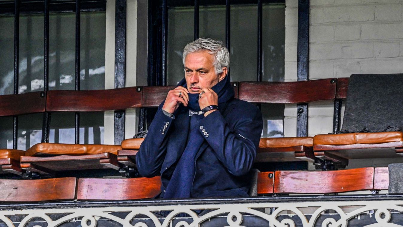 Egy nagyon friss kép: José Mourinho a Fulham–Liverpool mérkőzésen