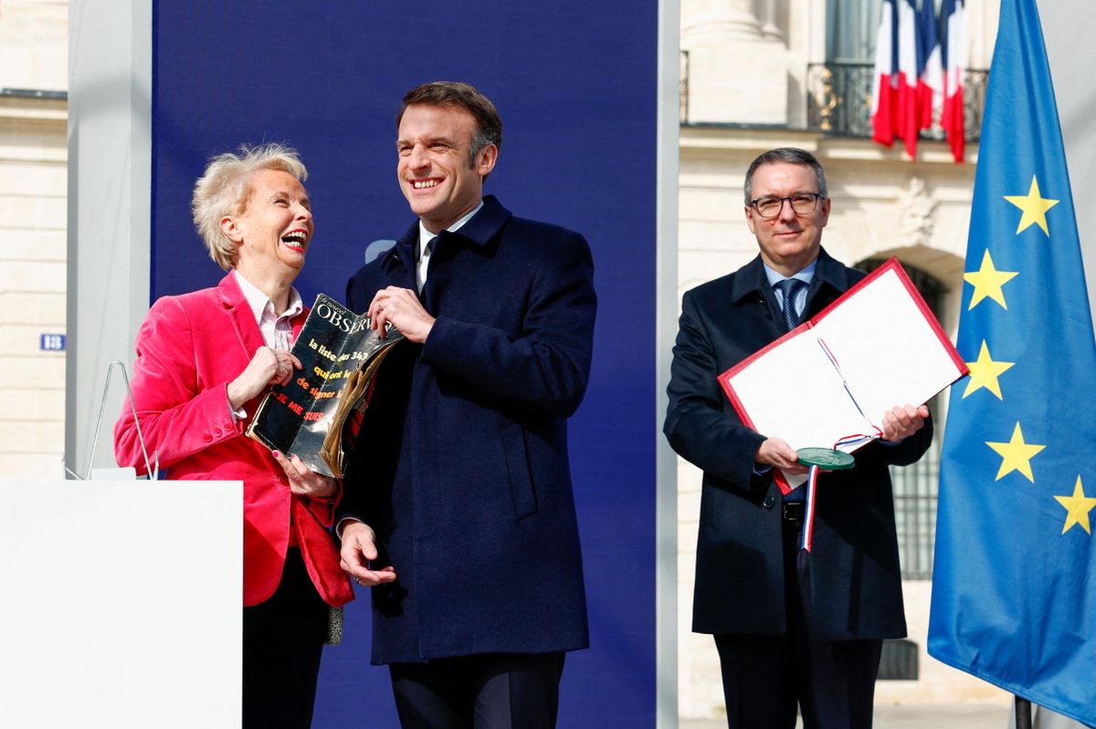 Emmanuel Macron francia elnök és Claudine Monteil  írónő nevetve 2024. március 8-án, Párizsban, a Place Vendome-on a nemzetközi nőnapon, a francia alkotmányban az abortuszhoz való jogot lezáró ceremónián nevetnek. (Fotó: AFP/Gonzalo Fuentes)