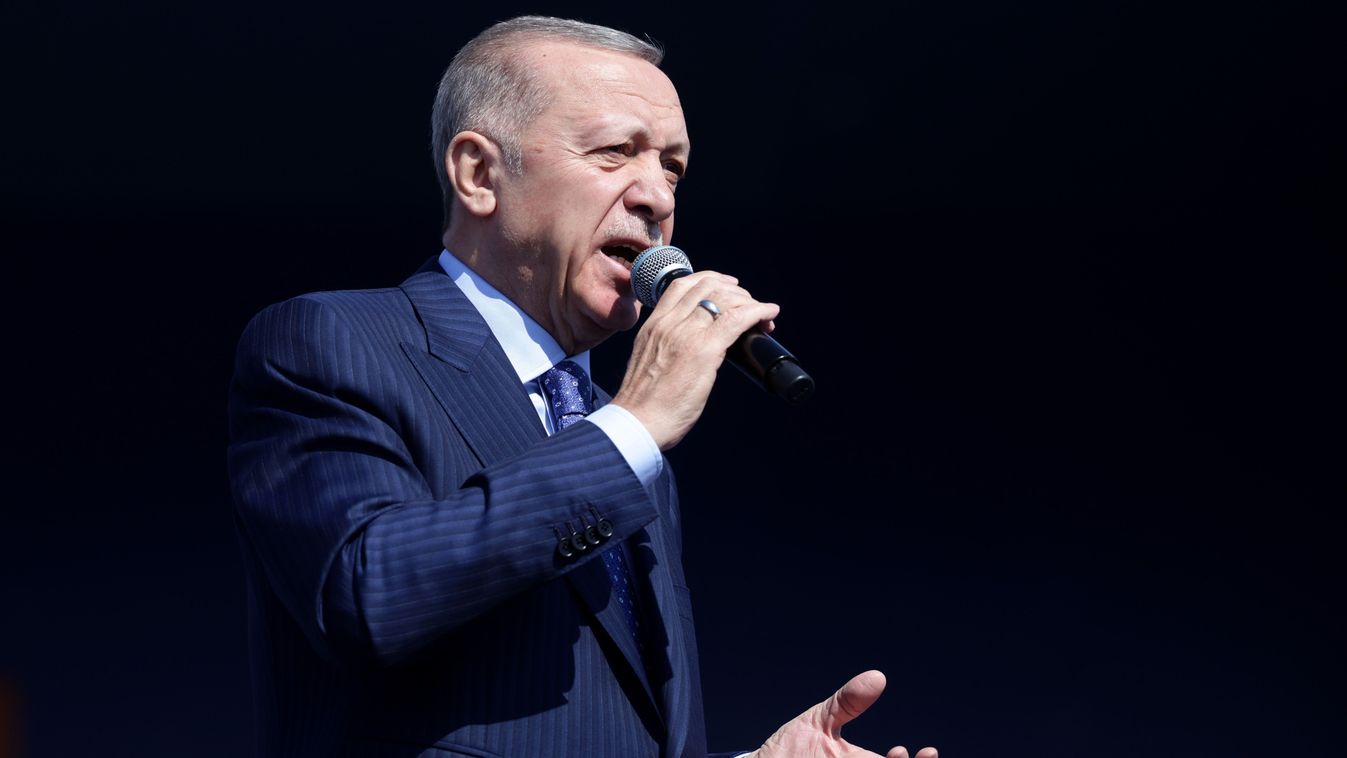 Recep Tayyip Erdogan török államfő beszél Murat Kurum, a kormányzó Fejlődés Pártjának (AKP) isztambuli polgármesterjelöltje, korábbi környezetvédelmi és városrendezési miniszter kampányrendezvényén Isztambulban 2024. március 24-én. 