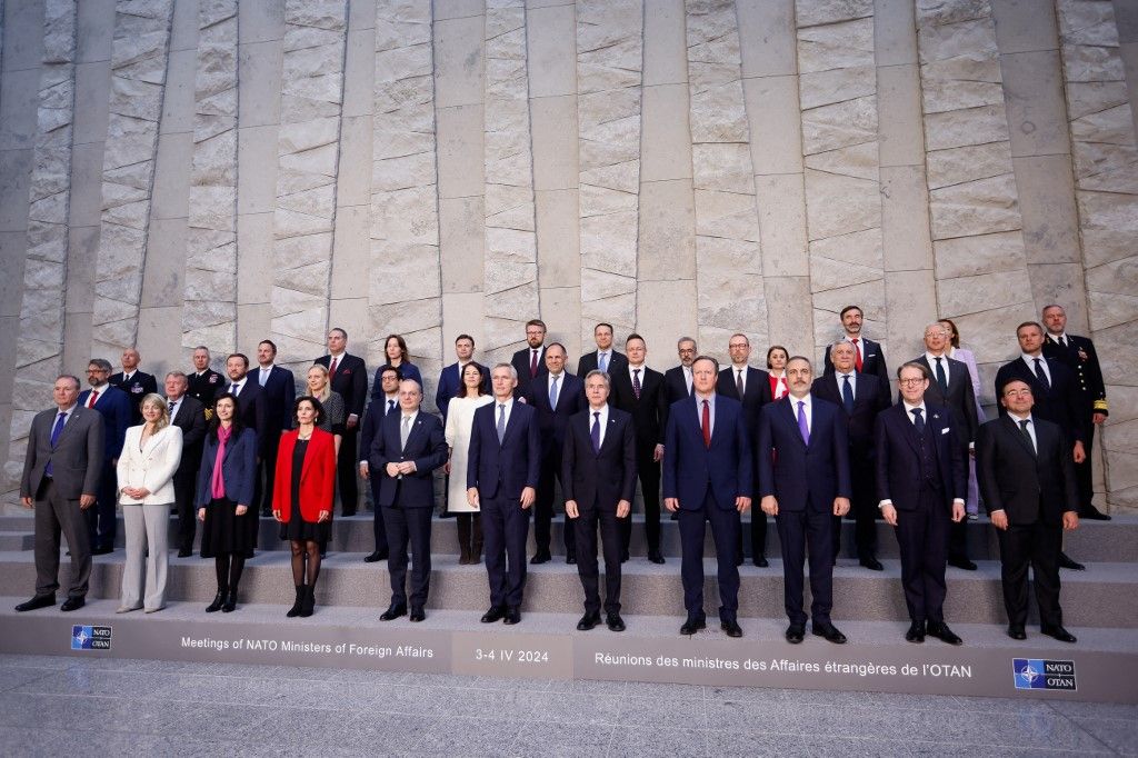 A külügyminiszterek hivatalos fényképen pózolnak Jens Stoltenberg NATO-főtitkárral az Észak-atlanti Tanács (NAC) külügyminiszteri találkozóján a NATO brüsszeli központjában 2024. április 3-án. (Fotó: AFP/Johanna Geron)