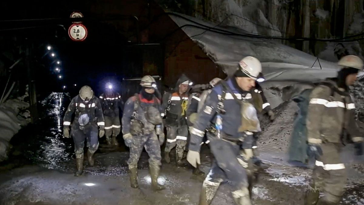 Szívszorító: feladták a kutatást a mélyben rekedt 13 bányász után + videók