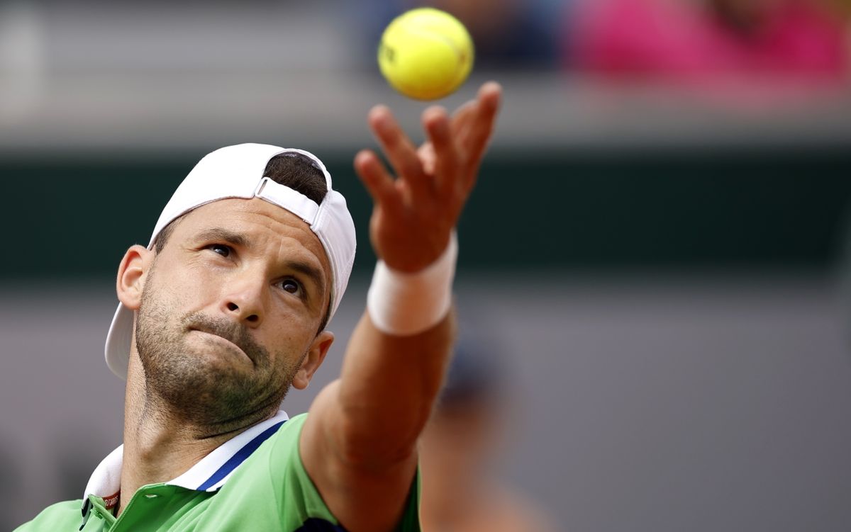 Párizs, 2024. május 30.
A bolgár Grigor Dimitrov adogat Marozsán Fábiánnak a francia nemzetközi teniszbajnokság férfi egyesének második fordulójában a párizsi Roland Garros Stadionban 2024. május 30-án. eső
