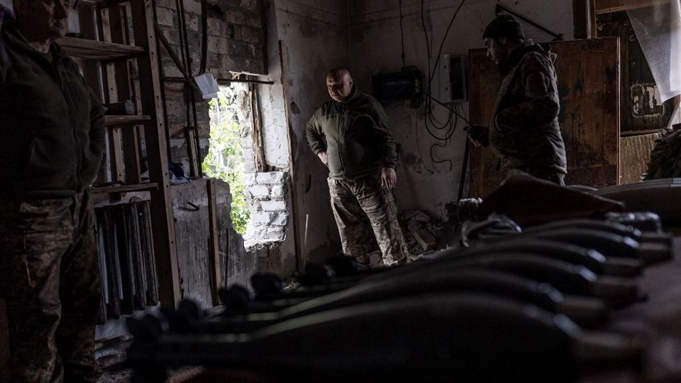 Ukrán katonák várják a tűzparancsot aknavető gránátok mellett a harcállásponton