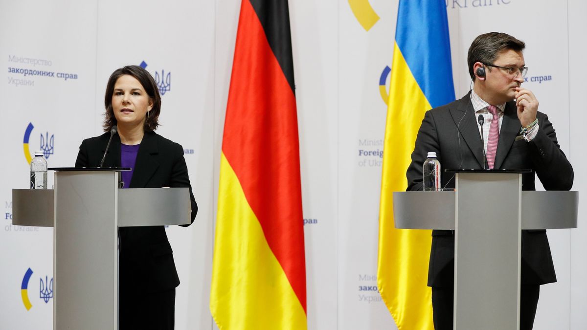 Baerbock: Ukrajnának hosszú és közepes hatótávolságú fegyverekre van szüksége