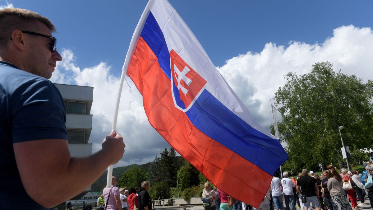 A háborúpártiság újabb szintre lépett Szlovákiában Robert Fico megtámadása után