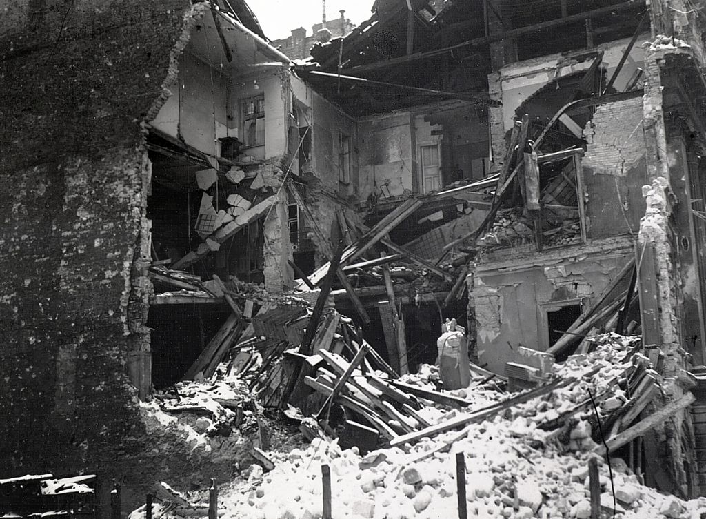 1945. Budapest V.
Városház utca - Kamermayer Károly tér sarok, a Pesti Vármegyeháza romos épülete.
Fortepan / Vörös Hadsereg