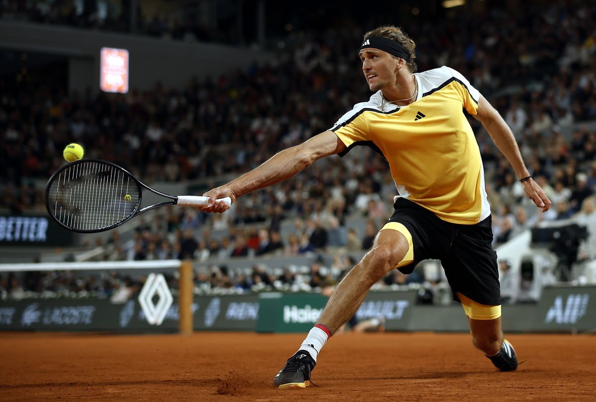 Párizs, 2024. május 27.
A német Alexander Zverev a spanyol Rafael Nadal ellen játszik a francia nemzetközi teniszbajnokság férfi egyesének elsõ fordulójában a párizsi Roland Garros Stadionban 2024. május 27-én.
