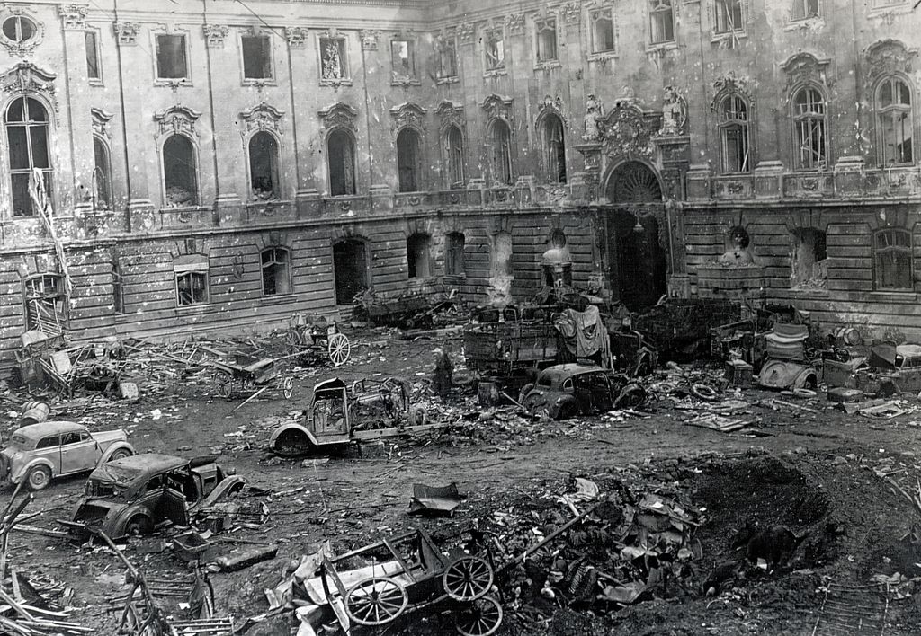 1945. Budapest I.,
budai Vár
a romos Királyi Palota (később Budavári Palota) Nagy udvara.
Fortepan / Vörös Hadsereg