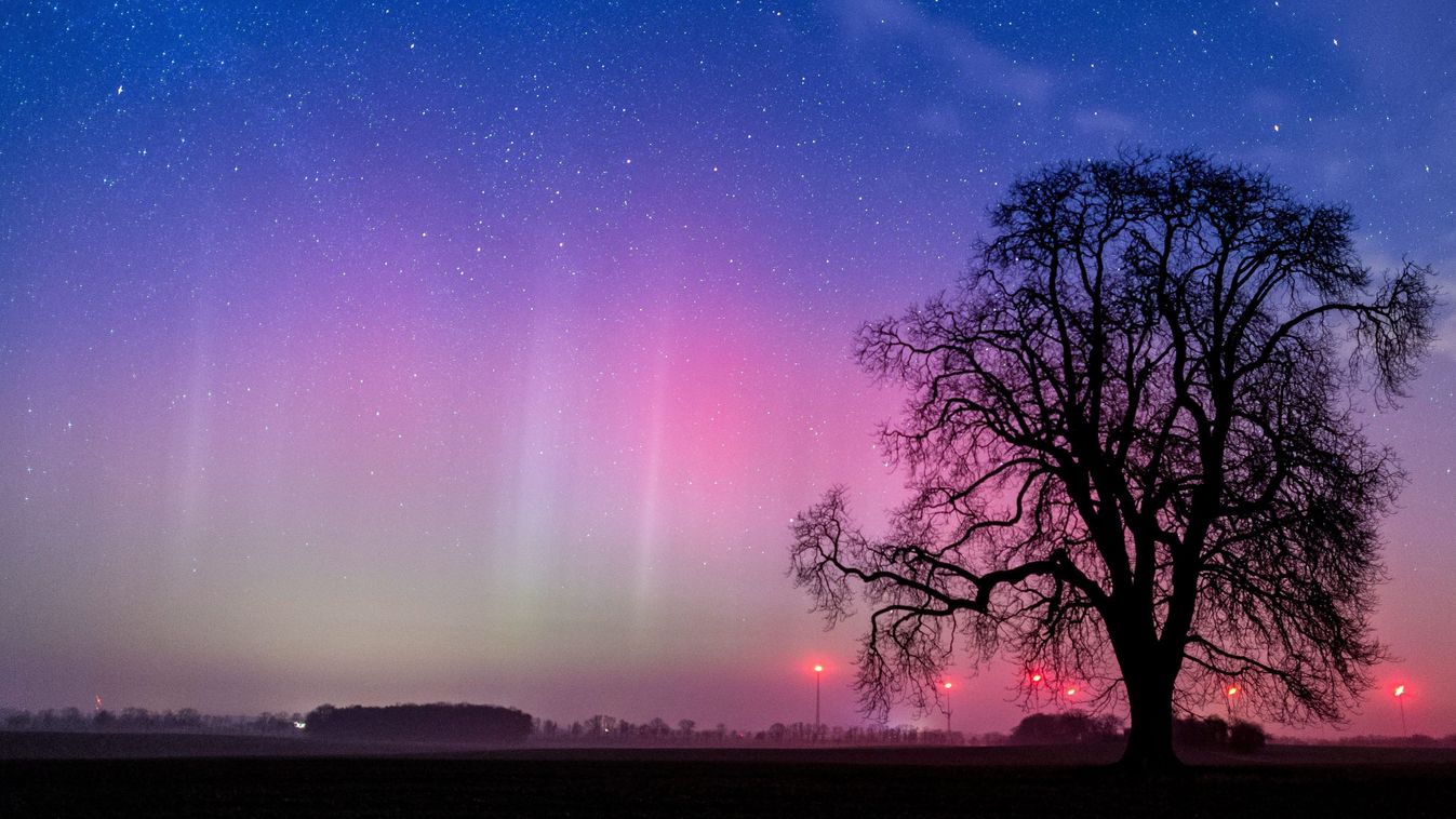 MTI/EPA/Patrick Pleul
Lietzen, 2016. március 7.
Hosszú záridõvel készített felvétel az éjjeli égboltot megvilágító északi fényrõl (Aurora Borealis) az északkelet-németországi Lietzen közelében 2016. március 6-án. (MTI/EPA/Patrick Pleul)