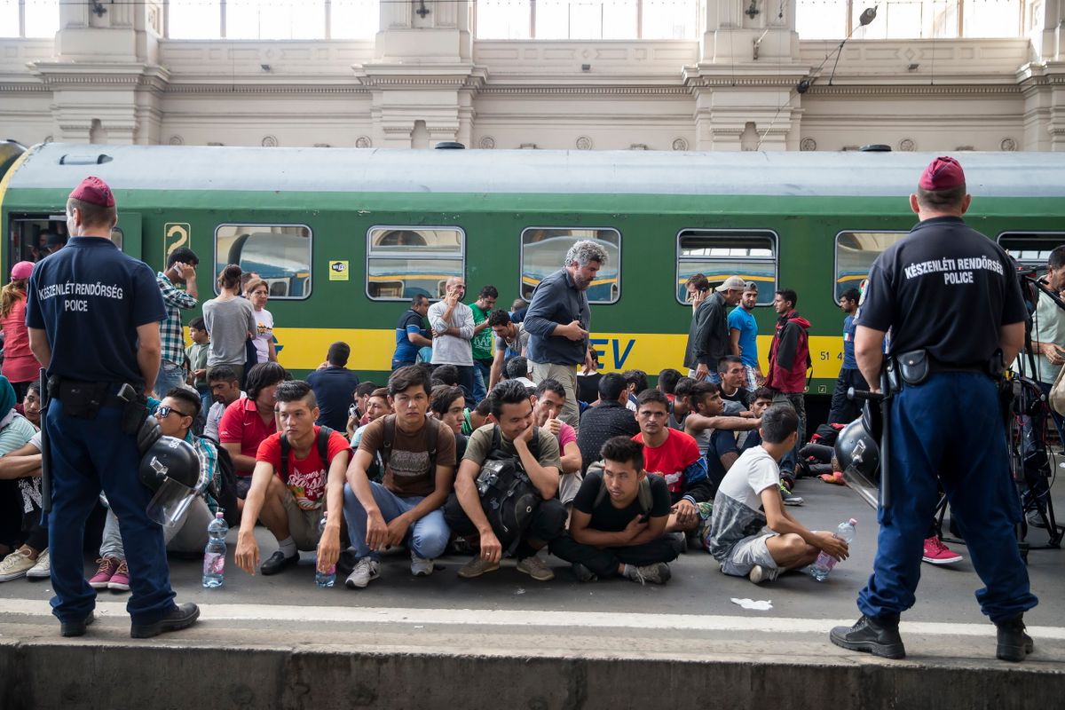 Tiltakozó migránsok a pályaudvarnál. (Fotó: Kurucz Árpád)