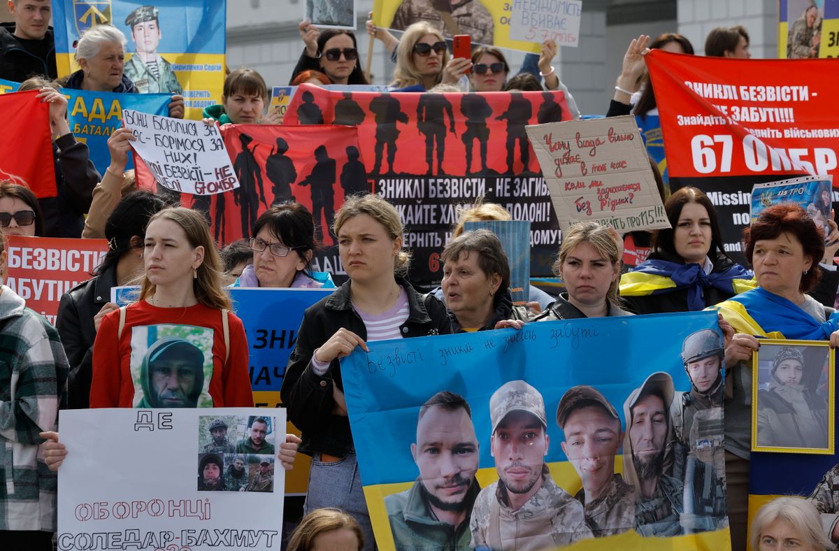 Tüntetők követelik a kormánytól a háborúban eltűnt katonák felkutatását, valamint az orosz fogságban lévők kiszabadítását Ukrajnában 