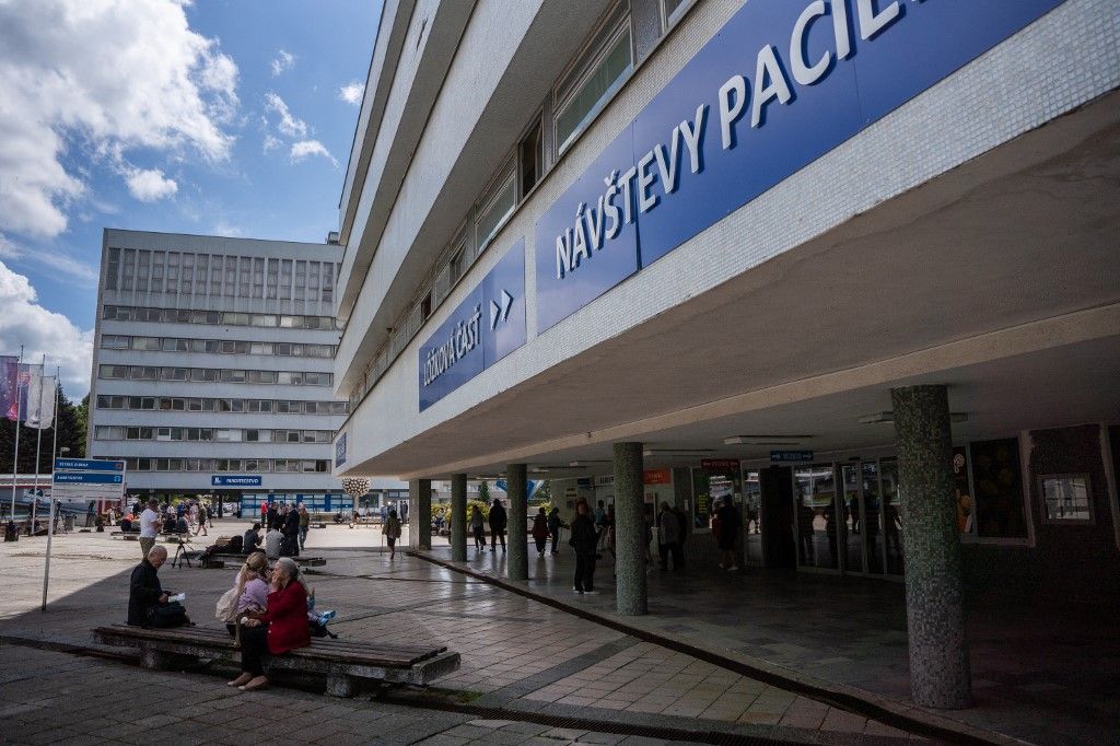 A szlovákiai besztercebányai kórház látható, ahol Robert Fico szlovák miniszterelnököt ápolják, miután előző nap többször meglőtték. (Fotó: AFP)
