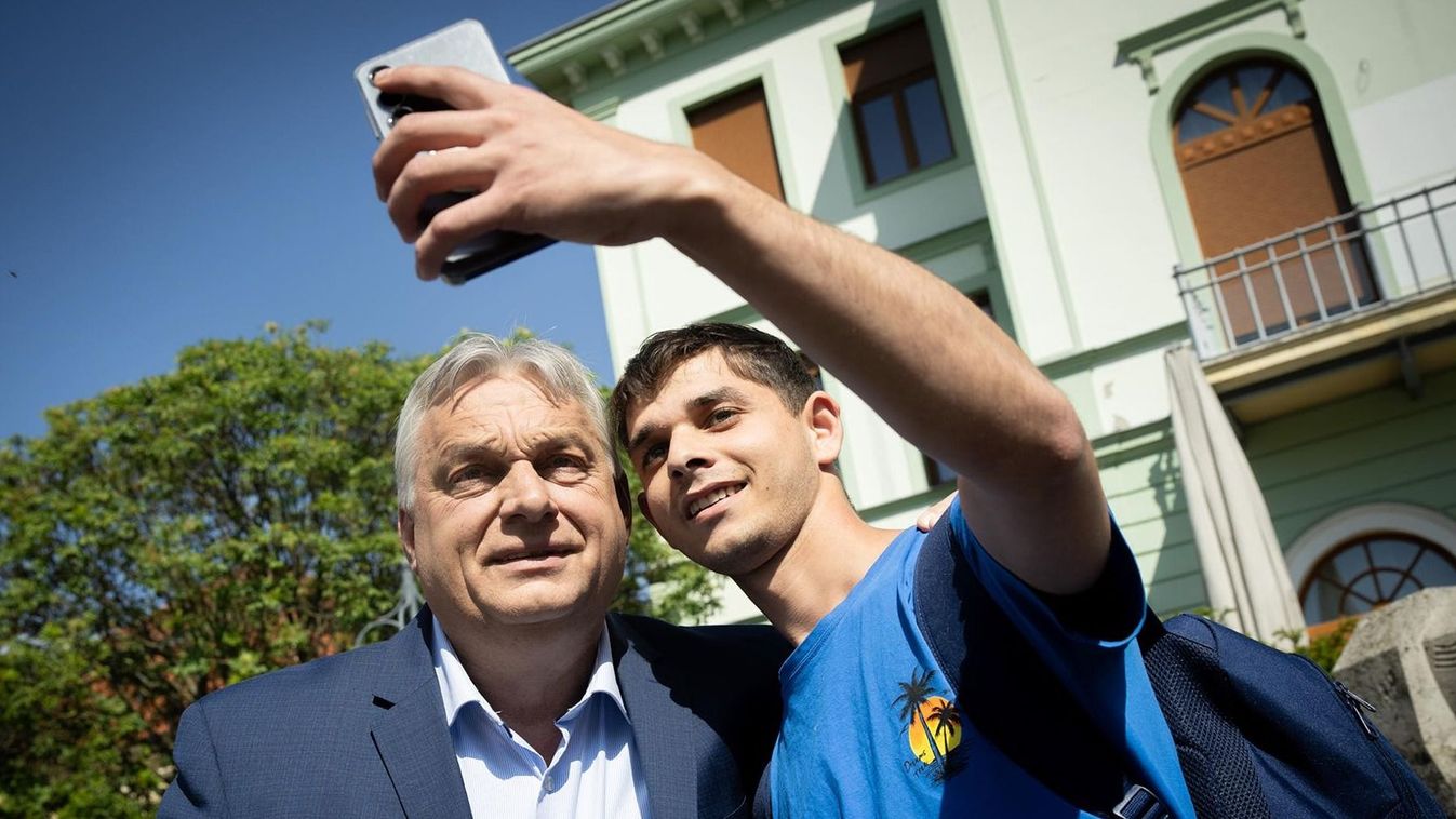 Orbán Viktor megmutatta, hogyan is kell tökéletes szelfit csinálni +videó