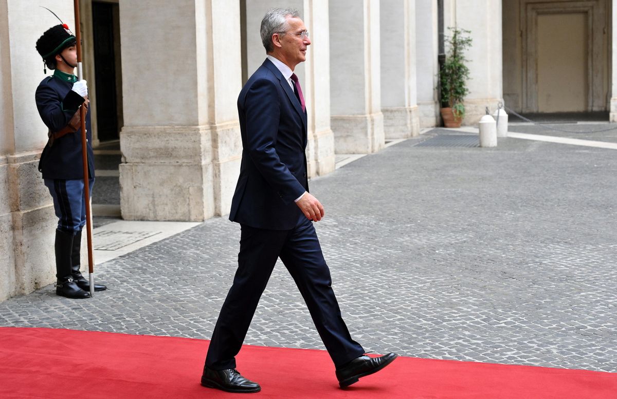Jens Stoltenberg NATO-főtitkár az olasz miniszterelnöki hivatal, a Chigi-palota udvarán tartott fogadási ünnepségen, Rómában 2024. május 8-án. (Fotó: MTI/EPA-ANSA/Ettore Ferrari)