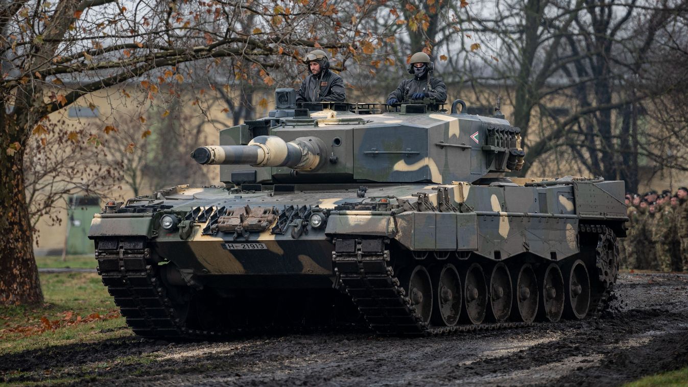 Tata, 2023. december 14.
Leopard 2A4 típusú harckocsik dinamikus bemutatója az elsõ, magyar igények szerint fejlesztett Leopard 2A7HU harckocsi, Leguan 2HU hídvetõ és Wisent 2HU mûszaki vontató átadásán a tatai Klapka György 1. Páncélosdandár laktanyájában 2023. december 14-én.
MTI/Bodnár Boglárka