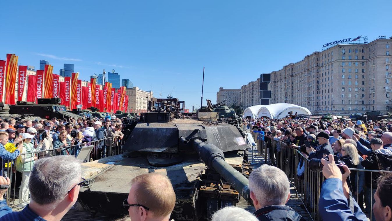 Az orosz védelmi minisztérium hatalmas érdeklődés mellett megnyitotta a trófeafegyverek és felszerelések kiállítását a Győzelem Parkban Moszkvában. 