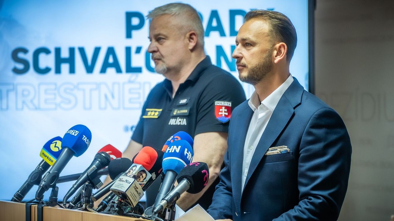 Matus Sutaj Estok szlovák belügyminiszter a Lubomir Solákkal, a rendőrség vezetőjével közösen tartott sajtótájékoztatón (Forrás: Facebook / szlovák belügyminisztérium)