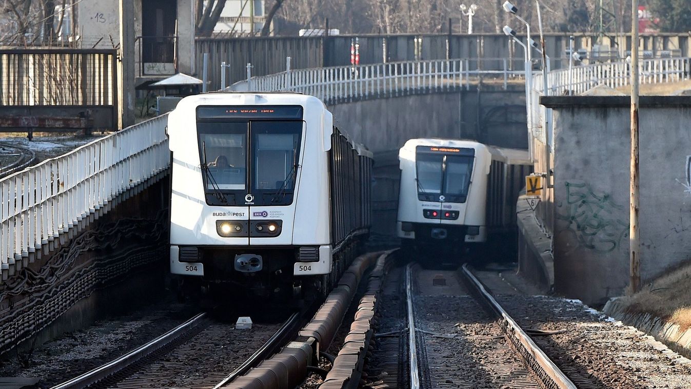 Budapest, 2017. január 11.
Alstom metrószerelvények a 2-es metróvonal Pillangó utcai megállójánál 2017. január 11-én.
MTI/Máthé Zoltán