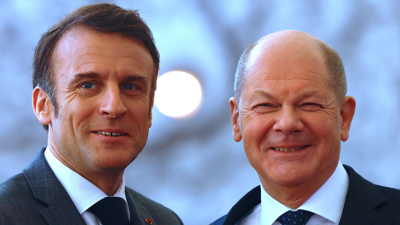 Emmanuel Macron francia elnök és Olaf Scholz német kancellár