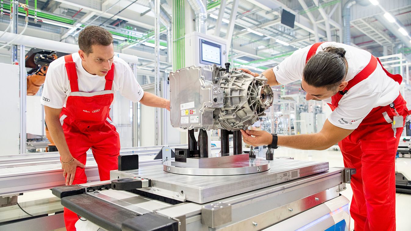 Gyõr, 2018. július 24.
Alkatrészeket szállító robot az Audi Hungaria Zrt. új, elektromos motorokat gyártó gyõri üzemcsarnokában, az avatás napján, 2018. július 24-én.
MTI/Krizsán Csaba
