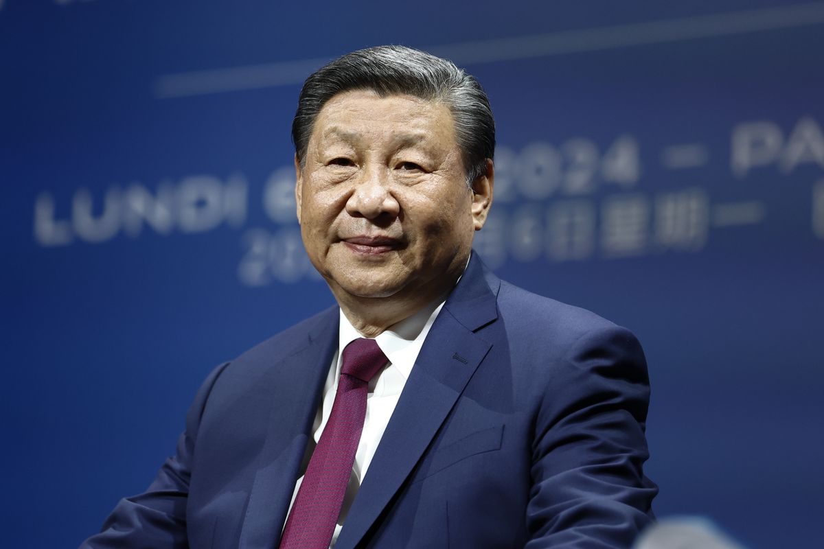 A kétnapos állami látogatáson Franciaországban tartózkodó Hszi Csin-ping kínai elnök a Francia-Kínai Üzleti Tanács hatodik ülésszakán a párizsi Marigny Színházban 2024. május 6-án. (Fotó: MTI/EPA POOL/Mohamed Badra)