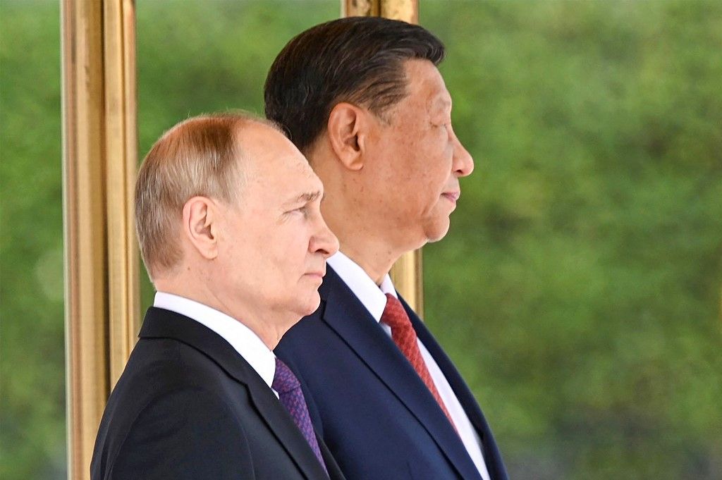 Az orosz elnöki sajtóiroda által 2024. május 16-án készített és közzétett fotón Vlagyimir Putyin orosz elnök (b) és Hszi Csin-ping (j) Kína elnöke áll a pekingi hivatalos köszöntő ünnepségen. (Fotó: OROSZ ELNÖKI SAJTÓIRODA / AFP)