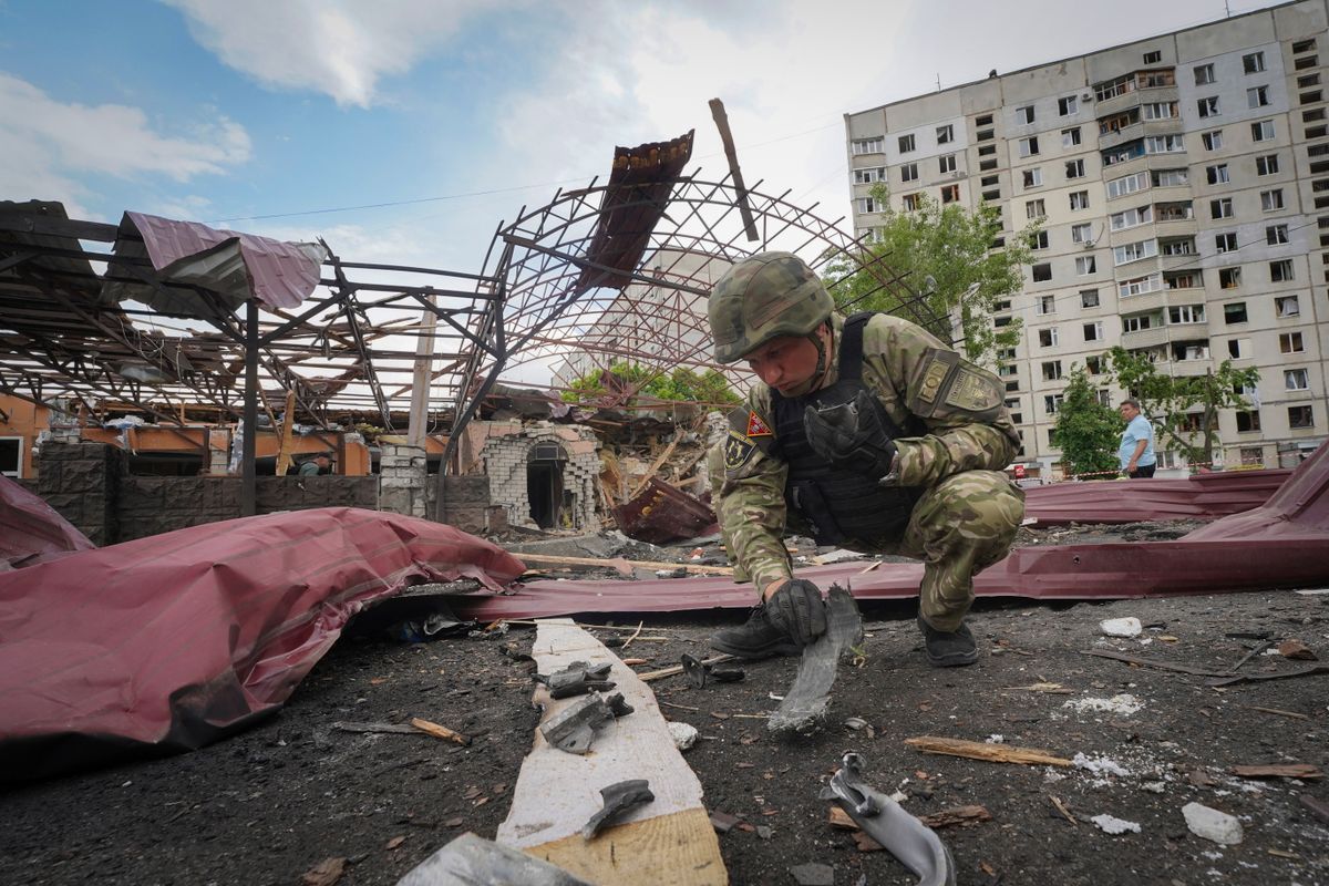 Orosz bomba maradványait nézi meg egy tűzszerész a kelet-ukrajnai Harkivban 2024. május 22-én. Világháború jöhet a lengyelek lépése után? (Fotó: MTI/AP/Andrij Marienko)