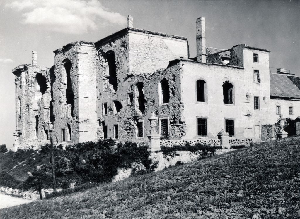 1945. Budapest III.,
Óbuda
Kiscelli utca, a romos Kiscelli Múzeum, az egykori Schmidt kastély.
Fortepan / Fortepan